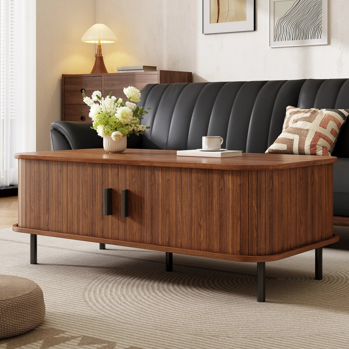 Table basse rectangulaire couleur noyer 120 cm à lattes avec portes coulissantes et rangement – vue 2