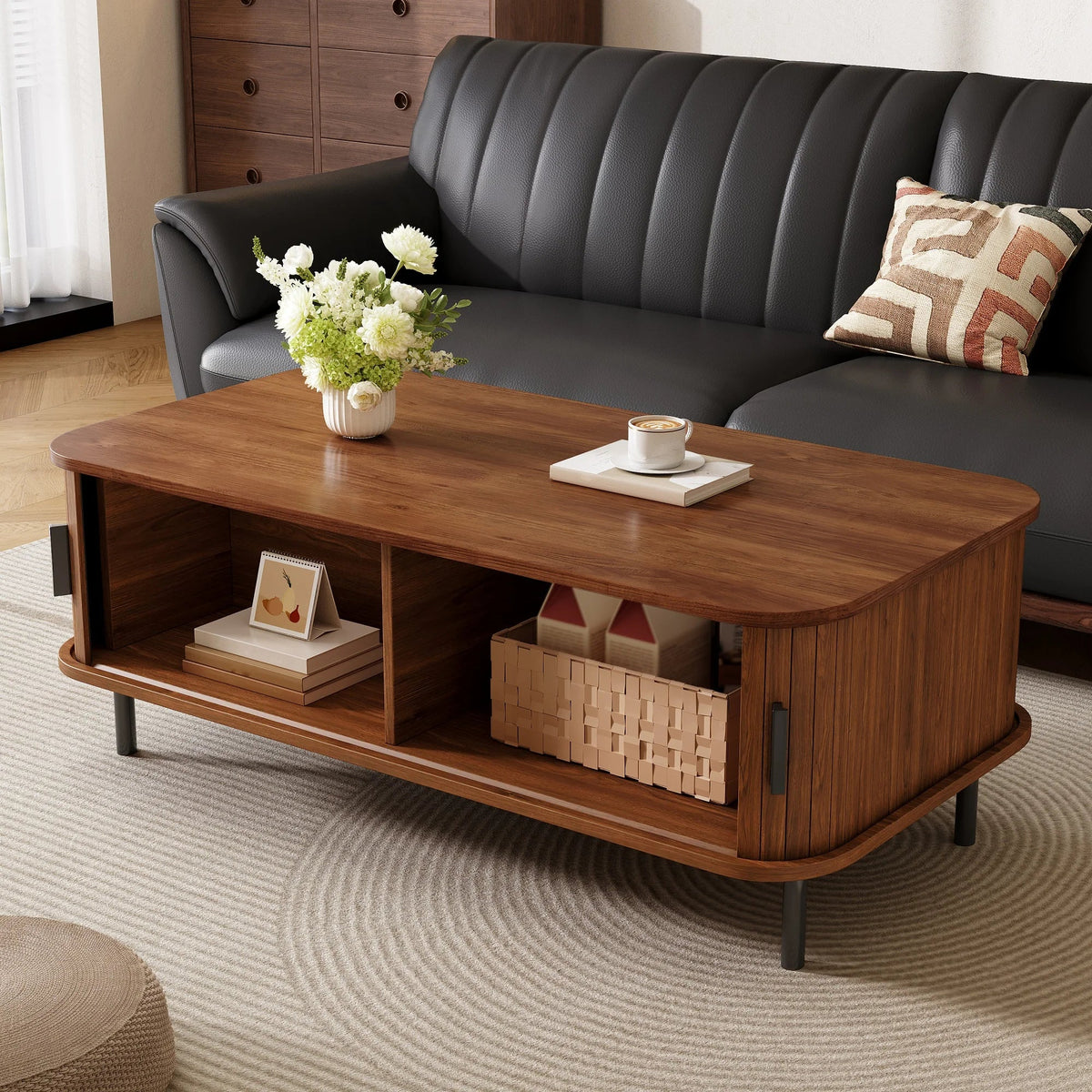 Table basse rectangulaire couleur noyer 120 cm à lattes avec portes coulissantes et rangement – vue 4